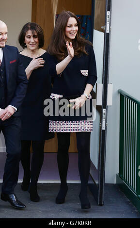 La duchesse de Cambridge quittant l'école primaire de Barlby à Londres, après sa visite pour nommer officiellement la salle d'art Clore - une œuvre caritative nationale qui offre l'art comme thérapie aux enfants et aux jeunes de 5 à 16 ans qui sont confrontés à des défis dans leur vie. Banque D'Images