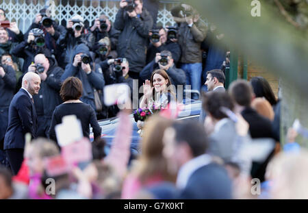 La duchesse de Cambridge quittant l'école primaire de Barlby à Londres, après sa visite pour nommer officiellement la salle d'art Clore - une œuvre caritative nationale qui offre l'art comme thérapie aux enfants et aux jeunes de 5 à 16 ans qui sont confrontés à des défis dans leur vie. Banque D'Images