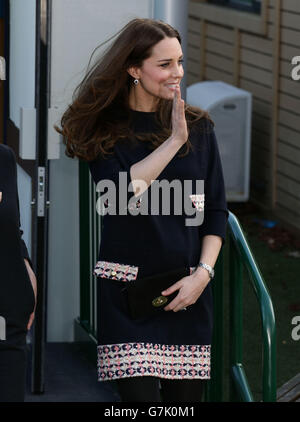 La duchesse de Cambridge quittant l'école primaire de Barlby à Londres, après sa visite pour nommer officiellement la salle d'art Clore - une œuvre caritative nationale qui offre l'art comme thérapie aux enfants et aux jeunes de 5 à 16 ans qui sont confrontés à des défis dans leur vie. Banque D'Images