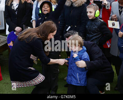 La duchesse de Cambridge recevant des fleurs d'élèves alors qu'elle quitte l'école primaire de Barlby à Londres, Après sa visite pour nommer officiellement la salle d'art Clore - une organisation caritative nationale qui offre l'art comme thérapie aux enfants et aux jeunes âgés de 5 à 16 ans qui sont confrontés à des défis dans leur vie. Banque D'Images