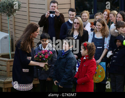 La duchesse de Cambridge recevant des fleurs d'élèves alors qu'elle quitte l'école primaire de Barlby à Londres, Après sa visite pour nommer officiellement la salle d'art Clore - une organisation caritative nationale qui offre l'art comme thérapie aux enfants et aux jeunes âgés de 5 à 16 ans qui sont confrontés à des défis dans leur vie. Banque D'Images