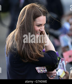 La duchesse de Cambridge parle aux élèves alors qu'elle quitte l'école primaire de Barlby à Londres, après sa visite pour nommer officiellement la salle d'art Clore - une œuvre caritative nationale qui offre l'art comme thérapie aux enfants et aux jeunes de 5 à 16 ans qui sont confrontés à des défis dans leur vie. Banque D'Images