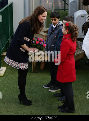 Visite royale à Barlby École primaire Banque D'Images