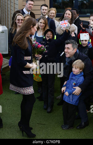 La duchesse de Cambridge recevant des fleurs d'élèves alors qu'elle quitte l'école primaire de Barlby à Londres, Après sa visite pour nommer officiellement la salle d'art Clore - une organisation caritative nationale qui offre l'art comme thérapie aux enfants et aux jeunes âgés de 5 à 16 ans qui sont confrontés à des défis dans leur vie. Banque D'Images