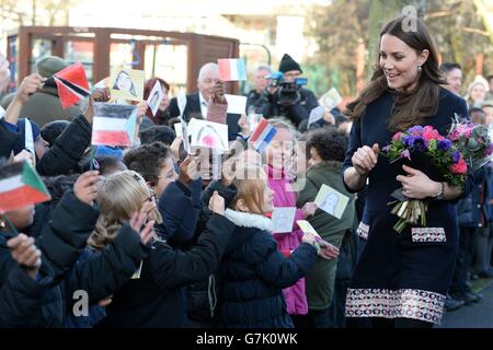 La duchesse de Cambridge rencontre des jeunes à la Barlby Primary School de Londres, où elle a officiellement nommé un studio d'art, le Clore Art Room, dédié à fournir une thérapie créative aux jeunes. Banque D'Images