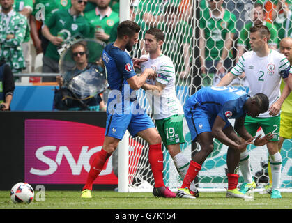 Olivier Giroud de la France (à gauche) et la République d'Irlande Robbie Brady tussle dans la boîte pendant la série de 16 match au Stade de Lyon, Lyon. Banque D'Images