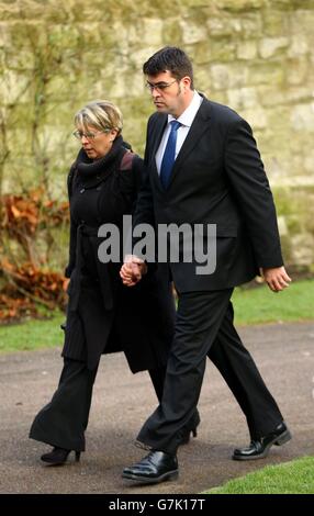 Scott May de Scott le spectacle de la tante du Daredevil de May arrive au Palais de l'Archevêque à Maidstone, dans le Kent, pour l'enquête sur la mort du canonnball humain Matthew Cranch après sa mort lors d'une représentation en avril 2011. Banque D'Images