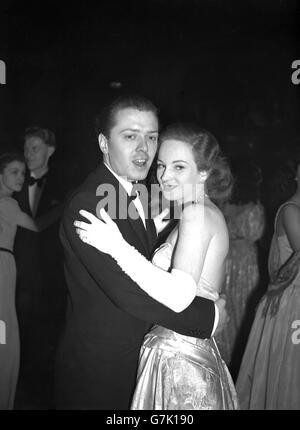 Richard Attenborough et Joan Greenwood, stars de Brighton Rock, prennent la parole lors d'une danse organisée par la Royal Academy of Dramatic Art. L'événement au Lyceum Theatre a réuni des fonds pour reconstruire le théâtre DE RADA, détruit dans les raids de Londres. Banque D'Images