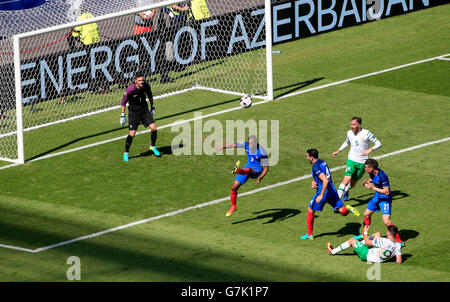 La République d'Irlande Shane Long (en bas à droite) tombe au sol dans la surface de réparation en fin de match mais n'obtient pas la décision pendant la série de 16 match au Stade de Lyon, Lyon. Banque D'Images