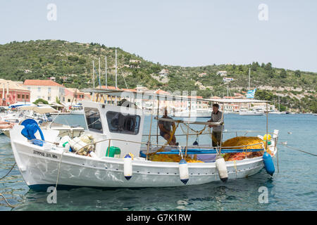 Les pêcheurs de la pêche bateau amarré dans le port de Gaios, capitale de la minuscule île Ionienne de Paxos, Grèce Banque D'Images