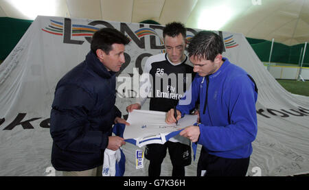 Lord COE (L), président de la candidature aux Jeux olympiques de Londres 2012, rencontre les footballeurs de Chelsea John Terry (C) et Frank Lampard après avoir signé le drapeau de campagne de Londres 2012 au complexe d'entraînement de Chelsea. Banque D'Images