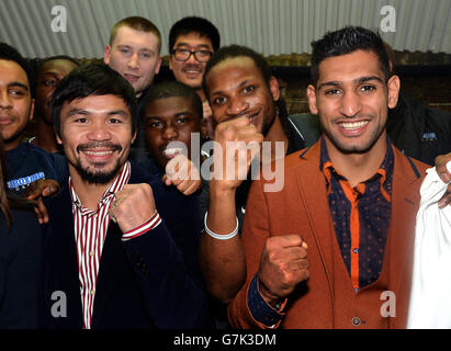 Amir Khan et Manny Pacquiao posent pour les médias au Fitzroy Lodge amateur Boxing Club, Londres. APPUYEZ SUR ASSOCIATION photo. Date de la photo: Vendredi 23 janvier 2015. Voir PA Story BOXE Khan. Le crédit photo devrait se lire: John Stillwell/PA Wire Banque D'Images