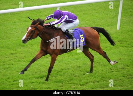 Minding monté par Ryan Moore gagne la mer les étoiles de Pretty Polly Stakes au cours de la troisième journée du Dubai Duty Free Derby irlandais Festival au Curragh Hippodrome, France. Banque D'Images