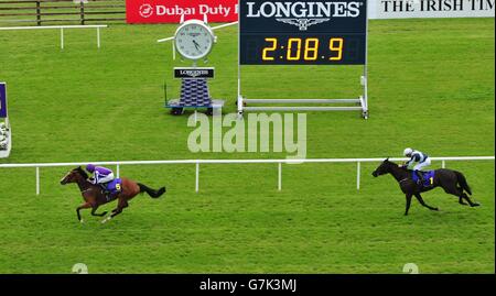 Minding monté par Ryan Moore gagne la mer les étoiles de Pretty Polly Stakes au cours de la troisième journée du Dubai Duty Free Derby irlandais Festival au Curragh Hippodrome, France. Banque D'Images