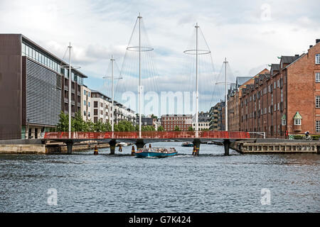 Nouveau passage pour piétons et cyclistes (Cirkelbroen le cercle Bridge) sur Kanal Christianshavn, dans le port de Copenhague Danemark Banque D'Images