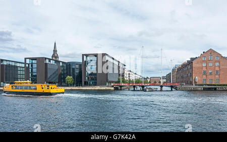 Nouveau passage pour piétons et cyclistes (Cirkelbroen le cercle Bridge) sur Kanal Christianshavn, dans le port de Copenhague Danemark Banque D'Images