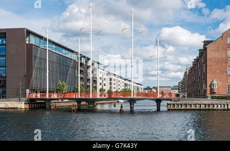 Nouveau passage pour piétons et cyclistes (Cirkelbroen le cercle Bridge) sur Kanal Christianshavn, dans le port de Copenhague Danemark Banque D'Images