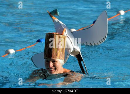 Un concurrent participe à la course de natation de type chapeau lors du 6e championnat de natation en eau froide du Royaume-Uni au Tooting Bec Lido, Londres. APPUYEZ SUR ASSOCIATION photo. Date de la photo: Samedi 24 janvier 2015. Le crédit photo devrait se lire: John Stillwell/PA Wire Banque D'Images