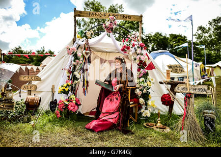 Cérémonie célébrant, Glenda Procter qui effectue les cérémonies de mariage qui sont un rituel de mariage païennes traditionnelles au festival de Glastonbury, à Digne Farm dans le Somerset. ASSOCIATION DE PRESSE Photo. Voir PA story SHOWBIZ mariage de Glastonbury. Photo date : Samedi 25 juin 2016. Crédit photo doit se lire : Ben Birchall/PA Wire Banque D'Images