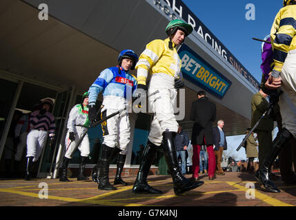 Le jockey Michael Byrne sort de la salle de pesée avant Équitation dans le Timeform novices de handicap Chase Banque D'Images