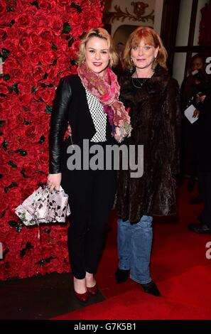 Samantha Bond et sa fille Holly assistant à la soirée d'ouverture de Women On the Verge of a Nerd Breakdown au théâtre Playhouse, Londres. Banque D'Images