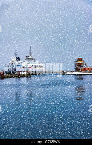Un ferry entre dans le port maritime d'Helsingborg en Suède d'Elseneur au Danemark par une froide journée hivers Banque D'Images