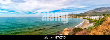 Une vue panoramique de l'une des plages de falaises à Makrygialos sur l'île grecque de Crète. Banque D'Images