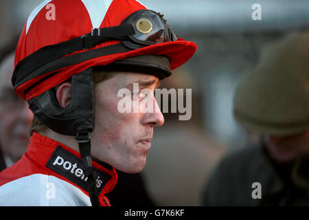 Le jockey Sam Twiston-Davies dans l'anneau de parade suivant la victoire montez à bord de Hawkes point dans le Betfred Classic Chase Banque D'Images