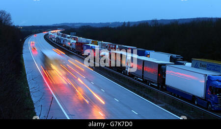 Les camions ont été mis en file d'attente dans la pile d'opérations sur la M20 près d'Ashford, dans le Kent, car le mauvais temps continue de retarder les traversées de traversiers à travers la Manche. Banque D'Images