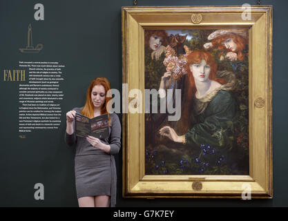 Un visiteur pose à côté de la Ghirlandata, 1873 ans, par Dante Gabriel Rossetti lors du relancement de la Guildhall Art Gallery après un remaintien pour la première fois en 15 ans, Guildhall Art Gallery, Londres. Banque D'Images