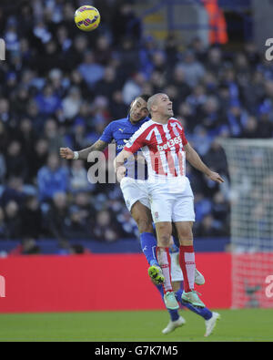 Danny Simpson de Leicester City défie Jonathan Walters de Stoke City lors du match de la Barclays Premier League au King Power Stadium de Leicester. Banque D'Images