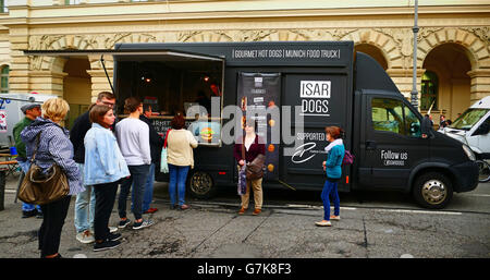 Europe Allemagne Munich vendeur de saucisses hot-dogs festival Streetlife Banque D'Images