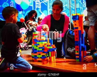 Europe Allemagne Munich Streetlife enfants festival de blocs en bois d'empilage jouets Banque D'Images