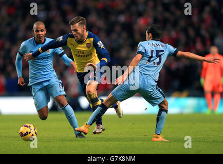 Football - Barclays Premier League - Manchester City / Arsenal - Etihad Stadium.Fernando de Manchester City et Aaron Ramsey d'Arsenal et Jesus Navas de Manchester City se battent pour le ballon Banque D'Images