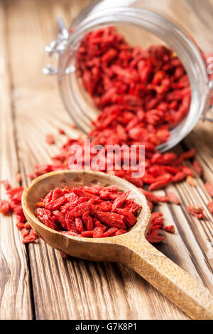 Cuillère en bois avec les baies de goji sur fond de bois. Superfud Banque D'Images