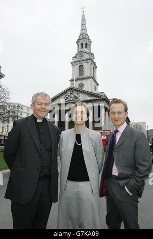 (Gauche-droite) le révérend Nicholas Holtam, Carole Souter, directrice du Fonds des loteries du patrimoine, et le Dr Simon Thurley, directeur général du patrimoine anglais, à Trafalgar Square, où ils ont lancé le nouveau rapport Heritage Counts 2004. Banque D'Images