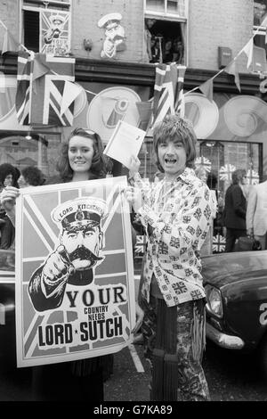 « Lord » David Sutch, un musicien anglais de 28 ans, montre un de ses manifestes électoraux à Carnaby Street, Londres. Il est accompagné de son agent électoral, Vicki Hay, fille de John Hay, ancien ministre conservateur adjoint. Sutch, qui s'est opposé à Harold Wilson en tant que Huyton la dernière fois, a l'intention de se présenter comme candidat du Parti des jeunes idées dans les villes de Londres et Westminster à l'élection générale. La circonscription comprend Carnaby Street, à Londres, où il a son quartier général de campagne dans un magasin appelé « I was Lord Kitchner's Valet ». Banque D'Images