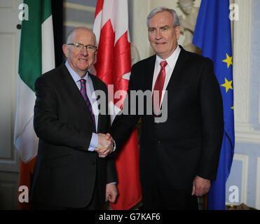 Le ministre des Affaires étrangères et du Commerce, Charlie Flanagan (à gauche), accueille M. Kevin Vickers, récemment nommé ambassadeur du Canada en Irlande, à la maison Iveagh à Dublin. Banque D'Images