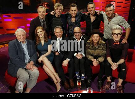 Sir David Attenborough, Jessica Chastain, Gary Lineker, Harry Hill, Dougie Poynter,Et Tom Fletcher à côté (de gauche à droite, en arrière) Graham Norton, James Bourne, Danny Jones, Matt Willis et Harry Judd pendant le tournage du Graham Norton Show aux London Studios, dans le centre de Londres. Banque D'Images