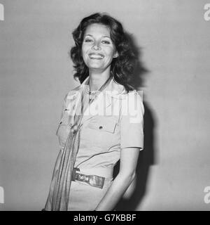 Rosemarie Frankland, la première gagnante britannique du titre de Miss monde de beauté en 1961, arrive à l'aéroport d'Heathrow de Los Angeles. Elle est l'une des anciennes détentrices de titre à assister au concours de cette année au Royal Albert Hall. Banque D'Images