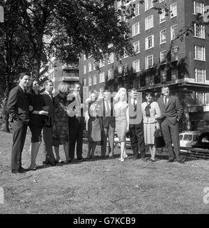 Onze visages d'étoiles éclairés par le soleil à Hyde Park, Londres, illumineront les écrans pour les téléspectateurs indépendants cet automne.Tous sont programmés pour apparaître dans les émissions pour ABC TV sont (l-r) Jeremy Brett, Diana Rigg, Ian Carmichael, Vanessa Redgrave, la pose de ligne,Francesca Annis, Kenneth More, Sabrina, Nigel stock, Pauline Yates et Donald Churchill. Banque D'Images