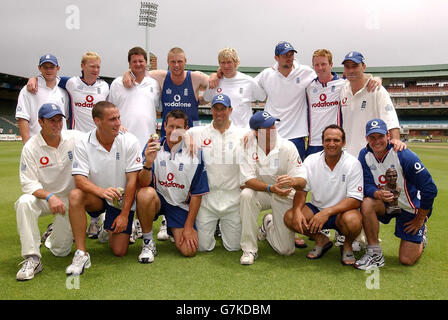 L'équipe d'Angleterre après leur victoire contre l'Afrique du Sud lors du premier match test. De gauche à l'arrière : Chris Read, Gareth Batty, Robert Key, Andrew Flintock, Matthew Hoggard, Stephen Harmison, Paul Collingwood, Graham Thorpe. De gauche à droite : Geraint Jones, Simon Jones, Ashley Giles, Marcus Trescothick, Michael Vaughan, Mark Butcher, Andrew Strauss. Banque D'Images