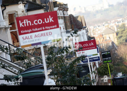 Vente convenue, laisser par et pour la vente signe à l'extérieur des maisons dans le nord de Londres. APPUYEZ SUR ASSOCIATION photo. Date de la photo: Vendredi 23 janvier 2015. Le crédit photo devrait se lire: Yui Mok/PA Wire Banque D'Images