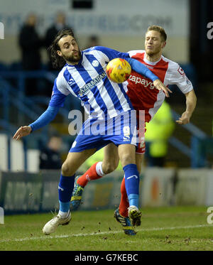 Atdhe Nuhiu de Sheffield Wednesday (à gauche) lutte pour le ballon avec Michael Morrison de Birmingham City Banque D'Images