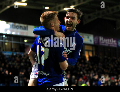 Eoin Doyle de Chesterfield (à gauche) célèbre le troisième but de ses côtés Du jeu avec Jay O'Shea Banque D'Images