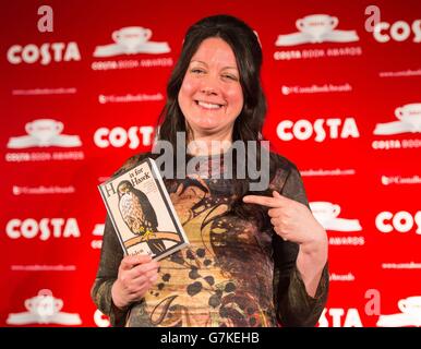 Helen Macdonald, l'auteure gagnante, accepte le Costa Book Award 2015 à Quaglino's, à Londres. Banque D'Images