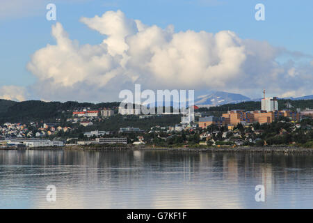 Vue de la ville de Tromsø avec le navire arrivant au port. La Norvège. Banque D'Images