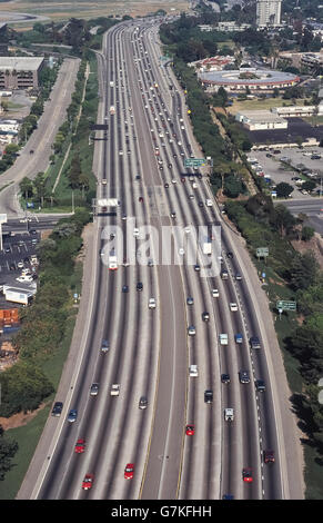 Cette vue aérienne montre une section de l'Interstate 405, qui est une importante autoroute multivoies nord-sud dans la région de Los Angeles en Californie du Sud, aux États-Unis. Ici il passe par la ville de Long Beach, à proximité du Boulevard Lakewood/State Route 19 Sortie à l'aéroport de Long Beach. Cette route est le tronçon nord de l'Autoroute de San Diego, que les conducteurs communément appeler "la 405" (4-OH-cinq). Banque D'Images