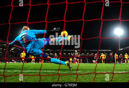 Le gardien de but de Watford Heurelho Gomes ne peut pas arrêter AFC Bournemouth Yann Kermorgant (à droite) de la notation de la pénalité Banque D'Images