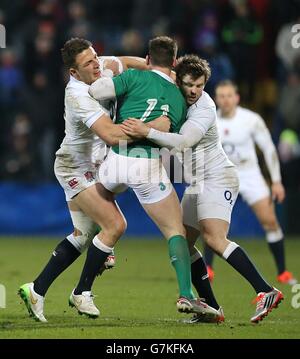 Sam Burgess (à gauche) et Elliot Daly (à droite) d'Angleterre s'attaquent à Luke Fitzgerald des Wolfhounds irlandais lors du match international amical au Irish Independent Park, à Cork. APPUYEZ SUR ASSOCIATION photo. Photo Date: Vendredi 30 janvier 2015. Voir l'histoire de PA: RUGBYU Irlande. Le crédit photo devrait se lire comme suit : Niall Carson/PA Wire. Banque D'Images